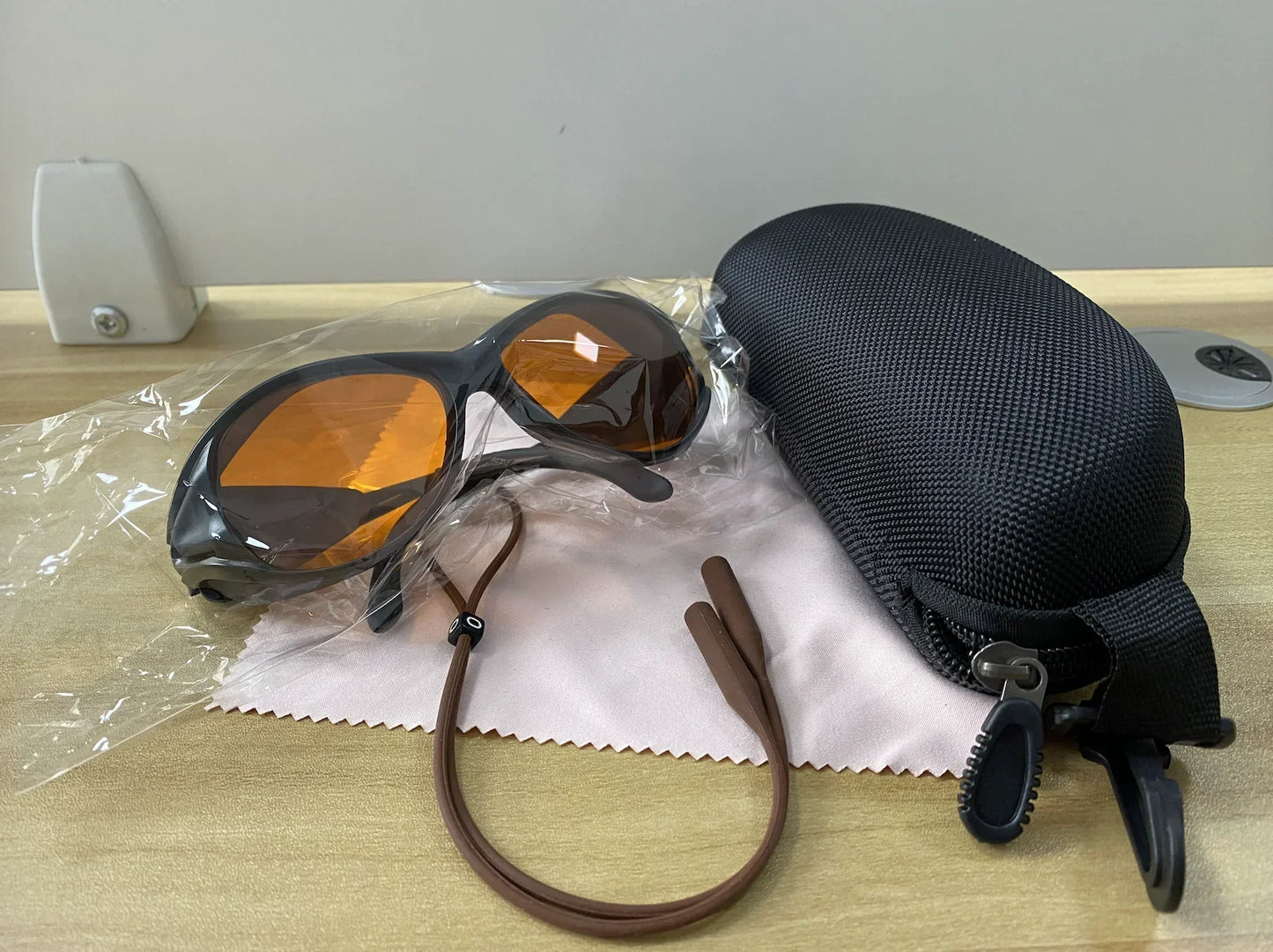 LSG-9 190-490nm OD6+ CE For 405nm 445nm 450nm 473nm violet and blue laser safety glasses VLT 50% With Case and Cloth